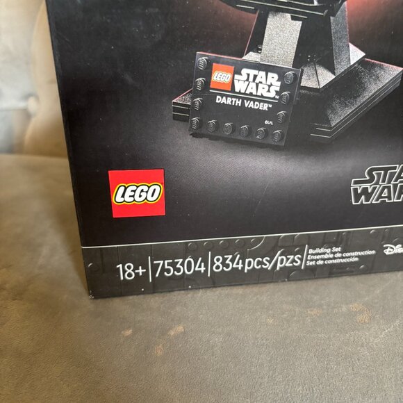 LEGO Star Wars 75304 Darth Vader Helmet Display Set – Collector Edition (834 pcs - Picture 2 of 2